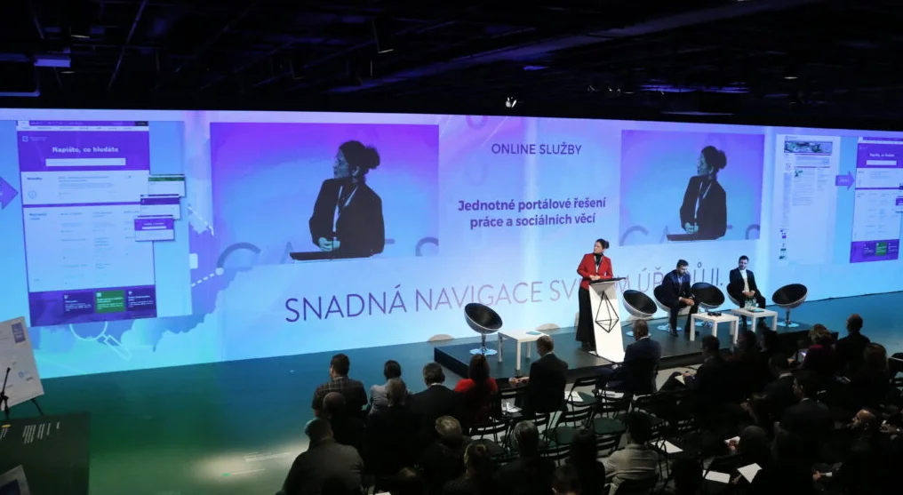 Konference o digitálních službách s širokoúhlou projekcí a panelovou diskusí